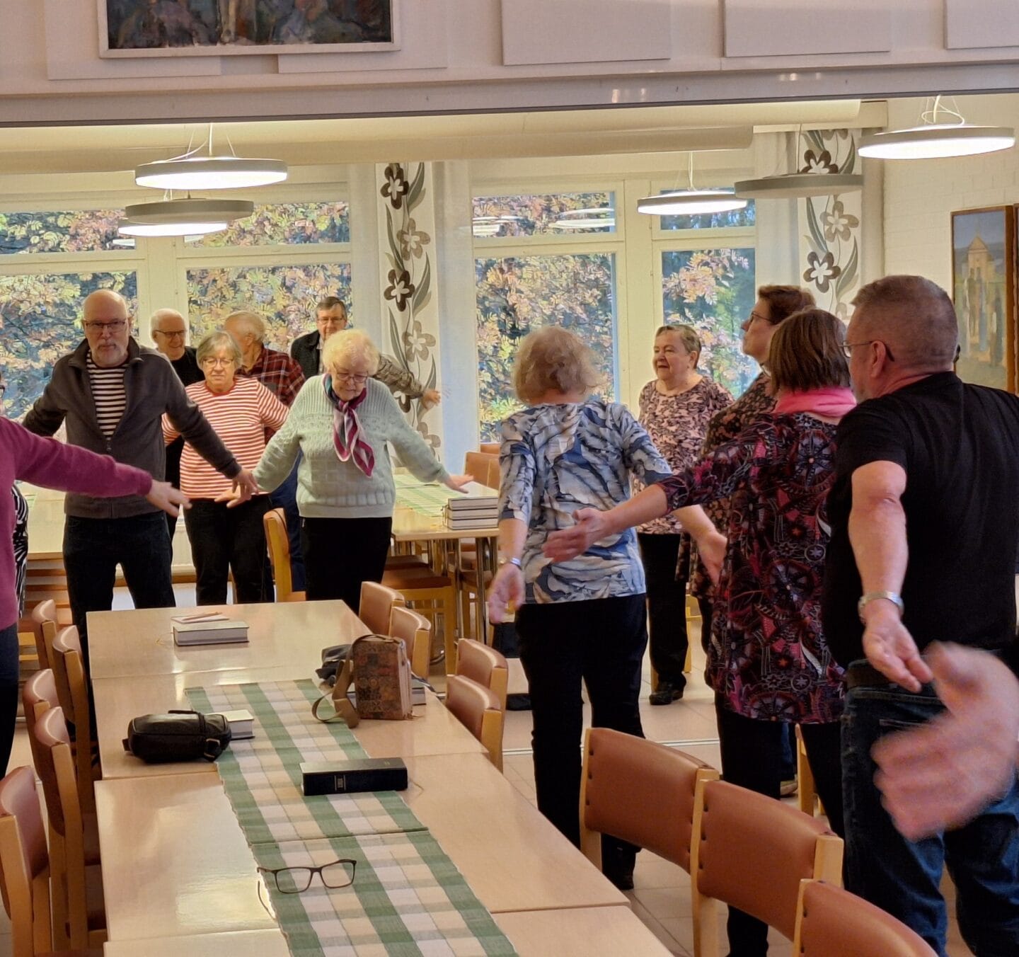 ihmiset jumppaavat kerhossa