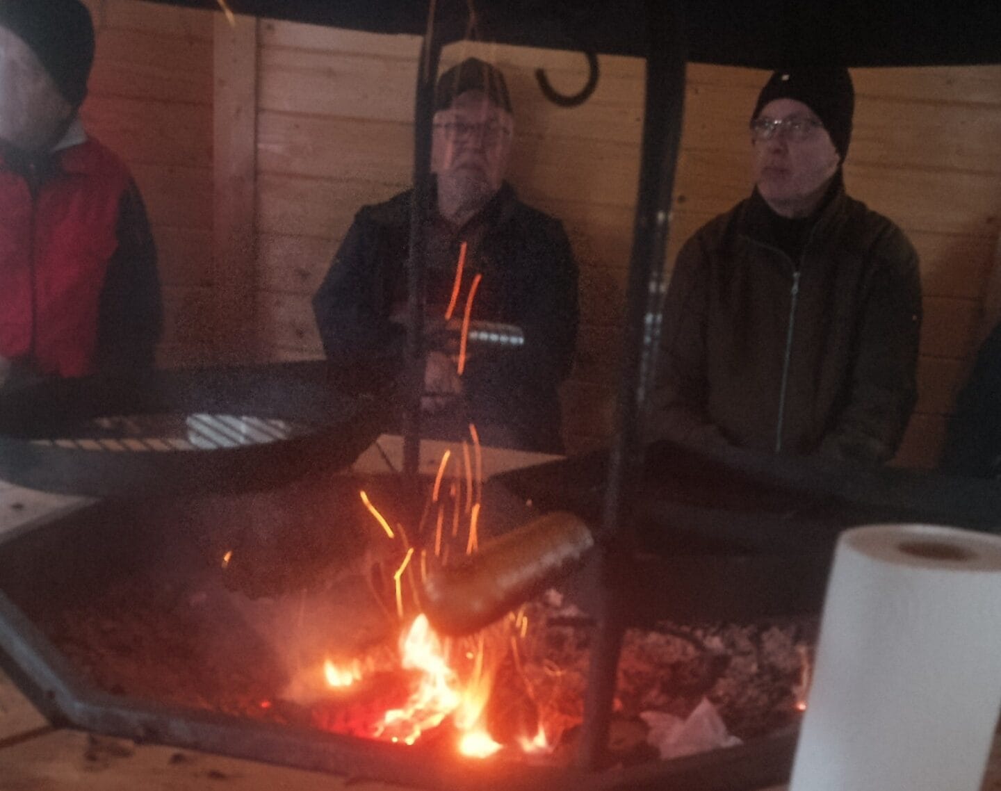 äijät makkaranpaistossa