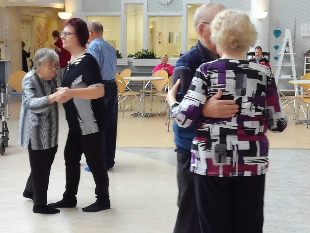 Tanssijoita jussinpihassa